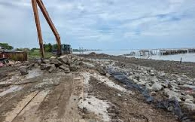 Minister  Tsang bezoekt Brantimakkaweg waar herstelwerkzaamheden in volle gangzijn na wegafkalking door hoge waterstand
