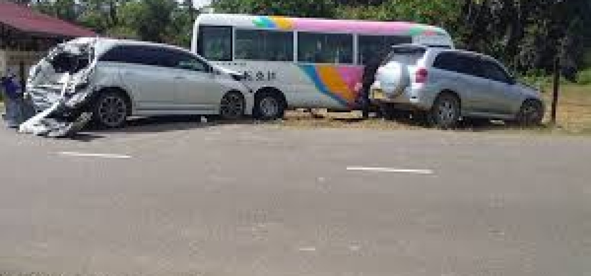 Bus en personenauto betrokken bij aanrijding in Brokopondo