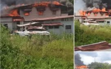 Hoogbouwwoning in Wanica verwoest door brand