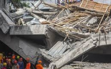 Drie doden en tientallen leerlingen onder puin na instorten Indonesische school