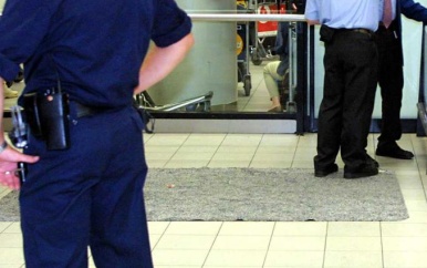 Vrouw opgepakt op Schiphol in onderzoek naar grensoverschrijdende moord