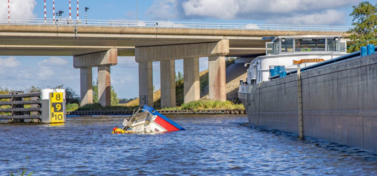 Uit water gehaalde vrouw overleden na aanvaring schip en motorboot in Friesland