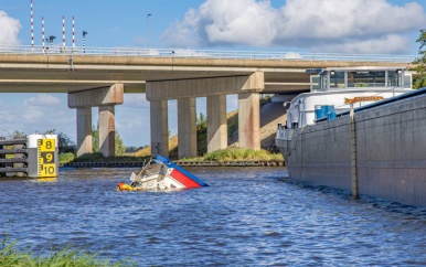 Uit water gehaalde vrouw overleden na aanvaring schip en motorboot in Friesland