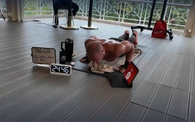 Duitser vestigt wereldrecord voor extra zware push-ups