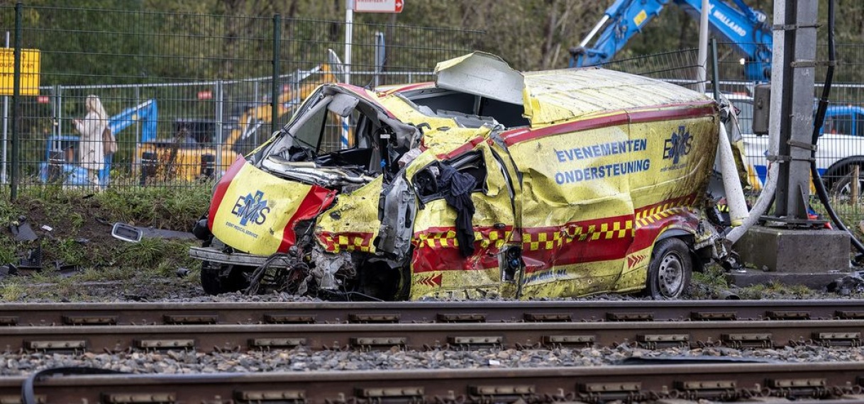 Geen treinen tussen Amsterdam en Haarlem na botsing met ambulance