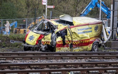 Geen treinen tussen Amsterdam en Haarlem na botsing met ambulance