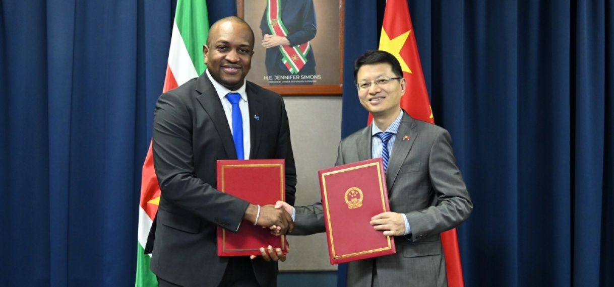 Suriname en China versterken samenwerking met donatie van 16 ambulances
