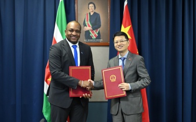 Suriname en China versterken samenwerking met donatie van 16 ambulances