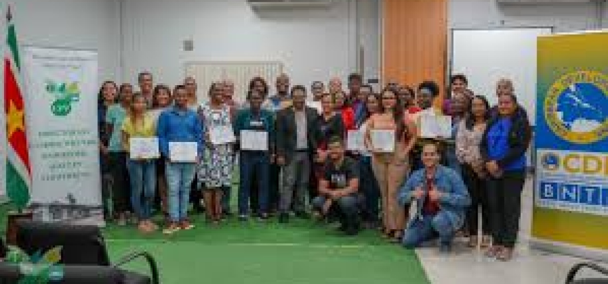 Landbouwers en Stichting Engedi ontvangen certificaat na afronding agrarische training LVV/BNTF