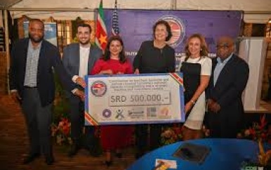 Jarige AmCham Suriname doneert SRD 500.000 voor capaciteitsversterking