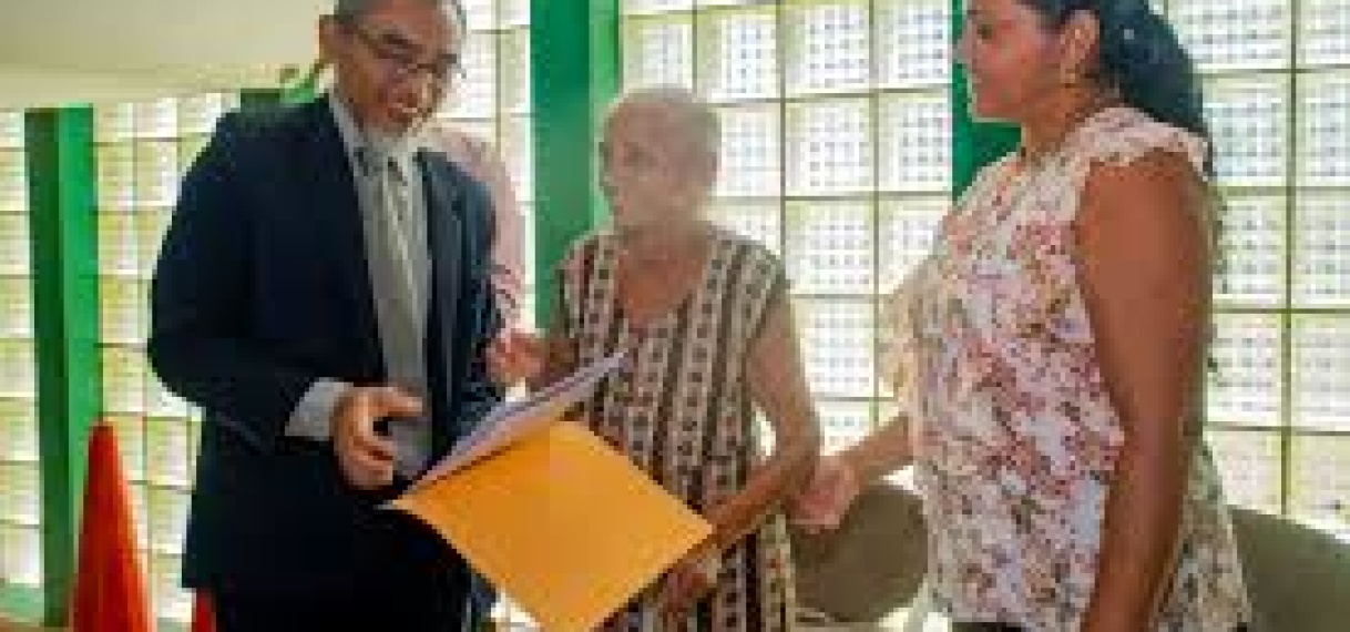 Eerste formele gronduitreiking op het ministerie van GBB