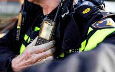 Zwartrijder mishandelt 82-jarige vrouw die hem probeert tegen te houden