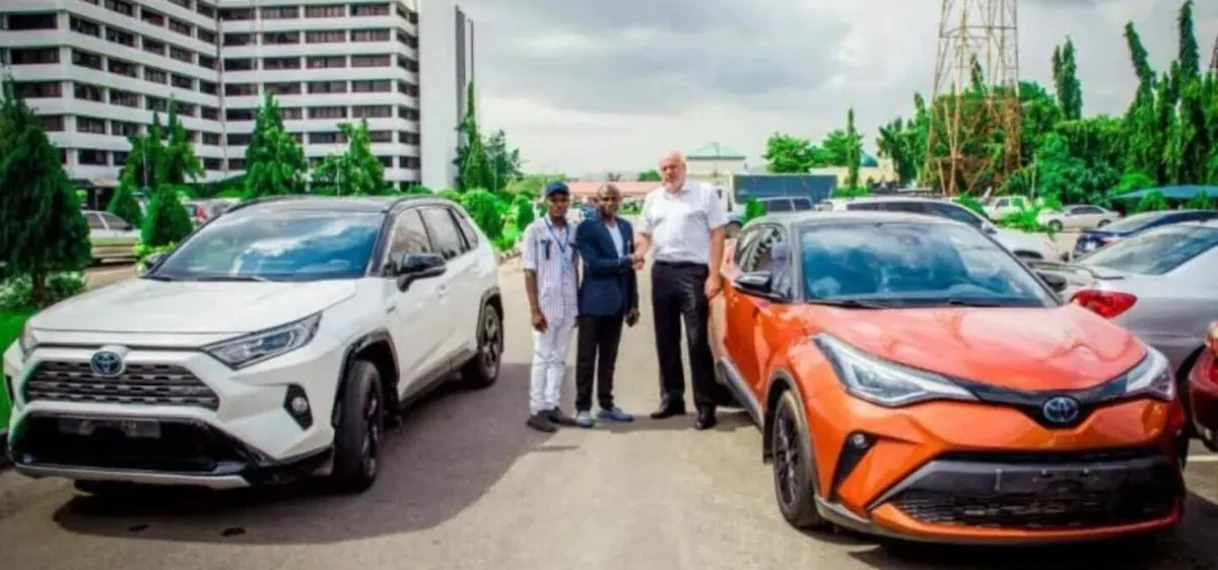 Politiechef Nigeria poseert trots met gestolen Nederlandse Toyota’s, na lange zoektocht