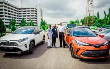 Politiechef Nigeria poseert trots met gestolen Nederlandse Toyota’s, na lange zoektocht