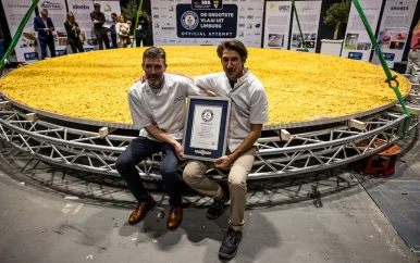 De grootste vlaai ter wereld is een feit