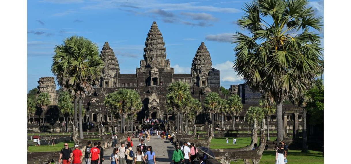 Bus stort van brug in Cambodja: 16 doden