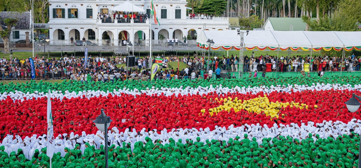 Duizenden jongeren vormen gigantische Surinaamse vlag