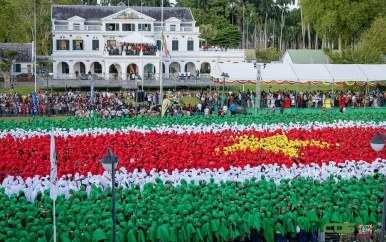 Duizenden jongeren vormen gigantische Surinaamse vlag