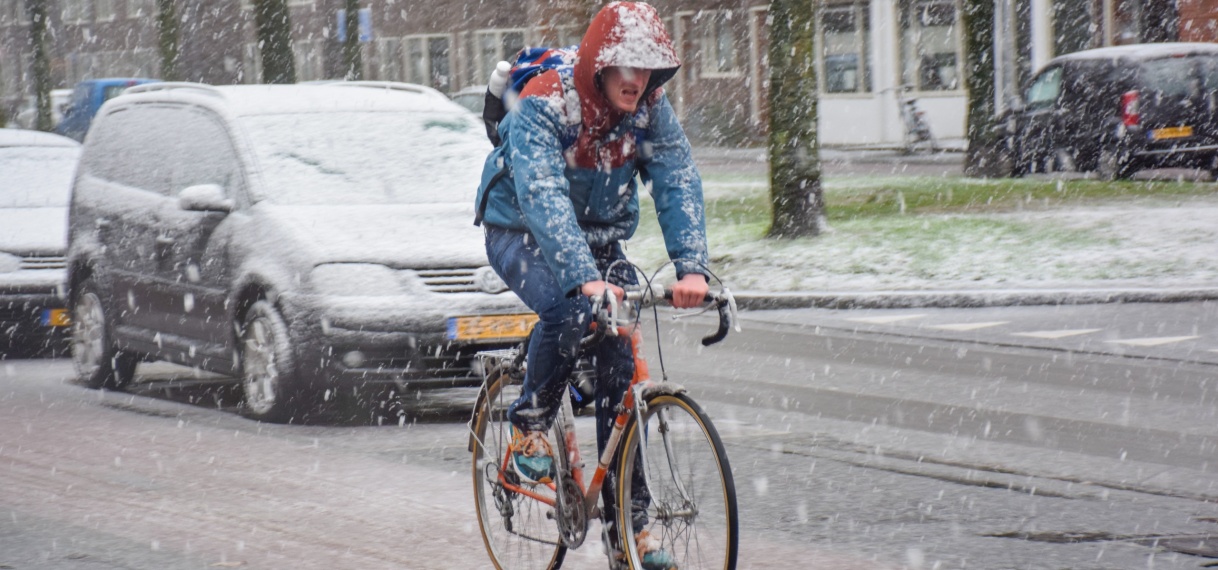 Koude dag met buien, kans op onweer en winterse neerslag in Nederland