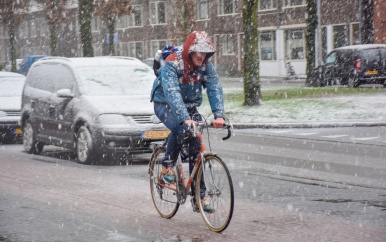 Koude dag met buien, kans op onweer en winterse neerslag in Nederland