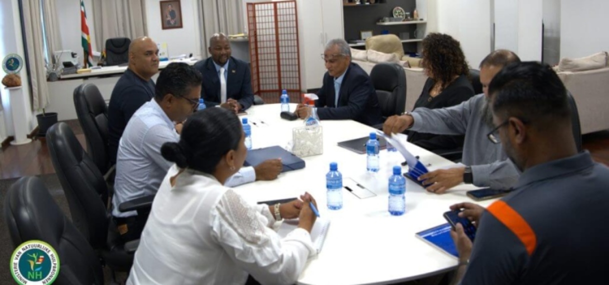 Delegatie Suralco/Alcoa bespreekt voortgang sluiting mijnen met minister Abiamofo