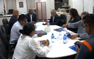 Delegatie Suralco/Alcoa bespreekt voortgang sluiting mijnen met minister Abiamofo