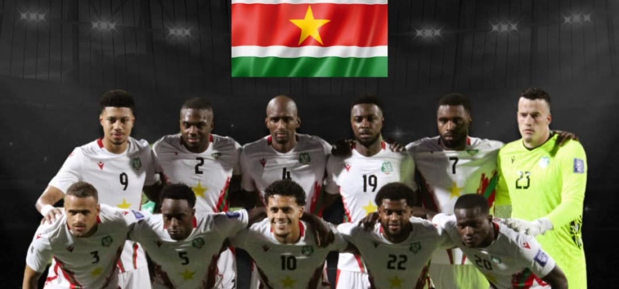 Suriname walst over El Salvador en komt dichter bij WK-droom