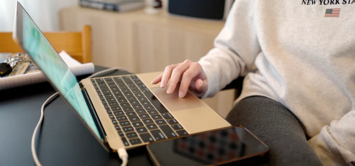 Vrouw die met drie banen ziek uitviel, moet 73.000 euro terugbetalen