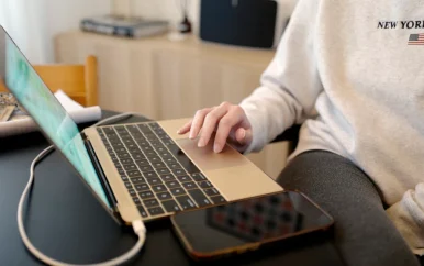 Vrouw die met drie banen ziek uitviel, moet 73.000 euro terugbetalen