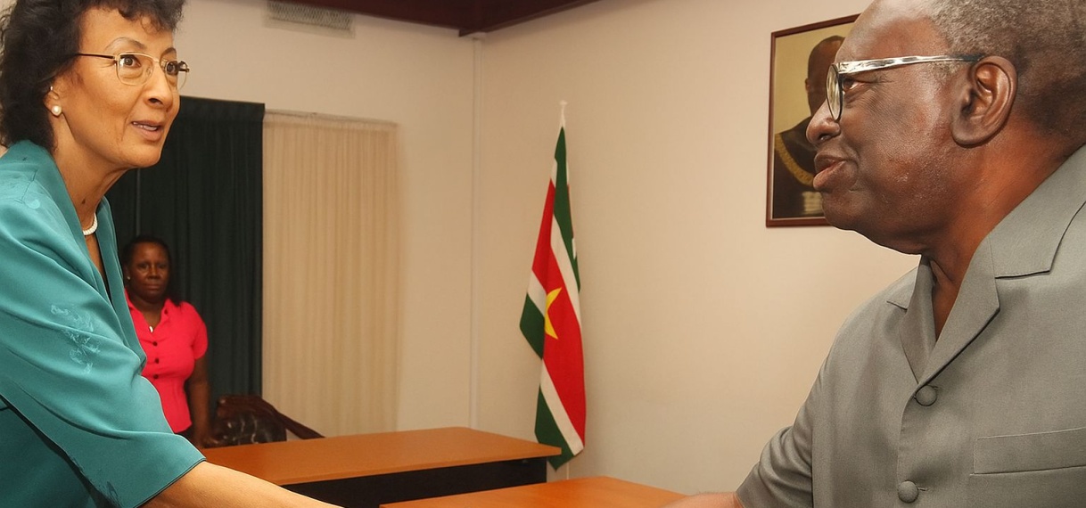 President Simons betuigt condoleances na overlijden oud-president Ronald Venetiaan