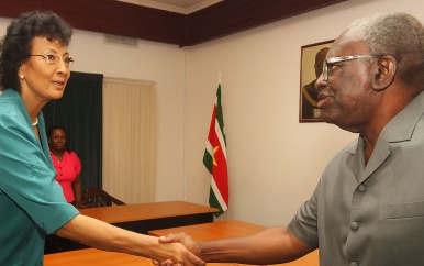 President Simons betuigt condoleances na overlijden oud-president Ronald Venetiaan