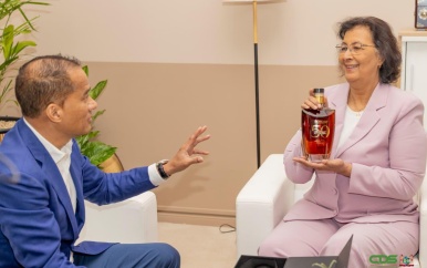 SAB introduceert jubileumrum en overhandigt eerste fles aan president Simons