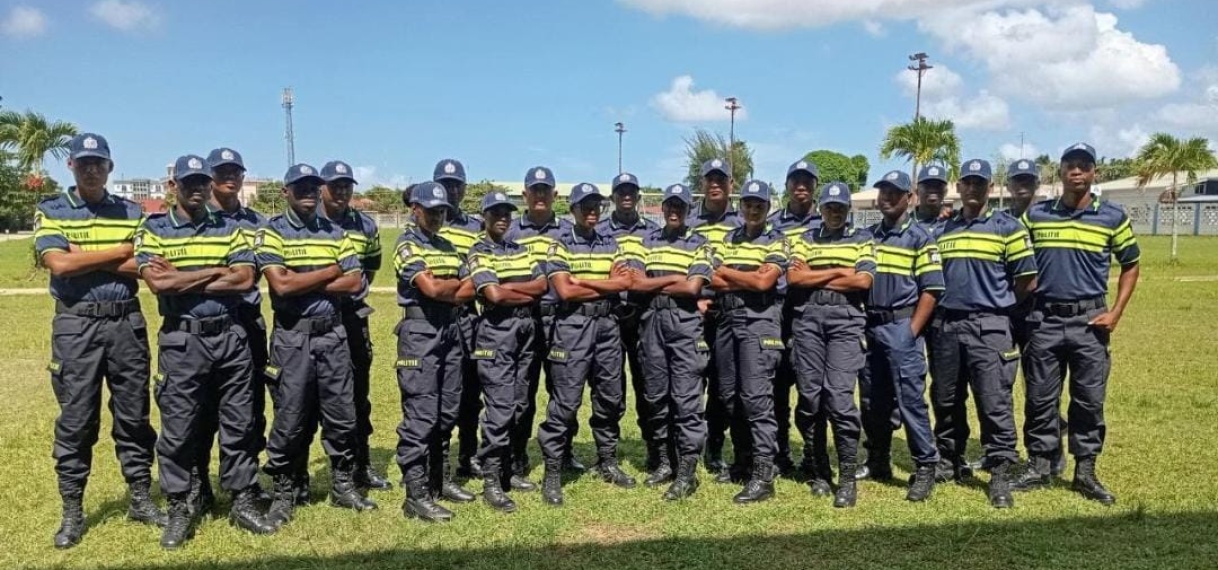 Nieuw politie uniform geïntroduceerd bij 50 jaar Srefidensi