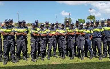 Nieuw politie uniform geïntroduceerd bij 50 jaar Srefidensi