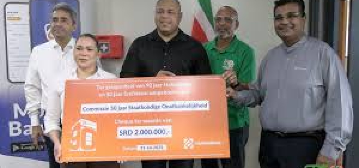 Jarige Hakrinbank draagt SRD 2 miljoen bij voor viering 50 jaar Srefidensi