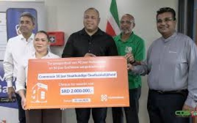 Jarige Hakrinbank draagt SRD 2 miljoen bij voor viering 50 jaar Srefidensi