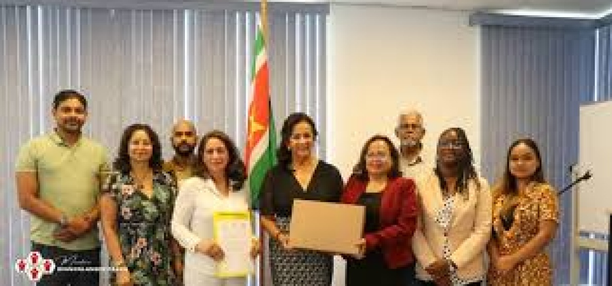 Nationaal Archief Suriname ontvangt archief George Hindori