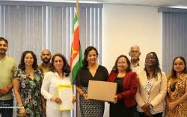 Nationaal Archief Suriname ontvangt archief George Hindori