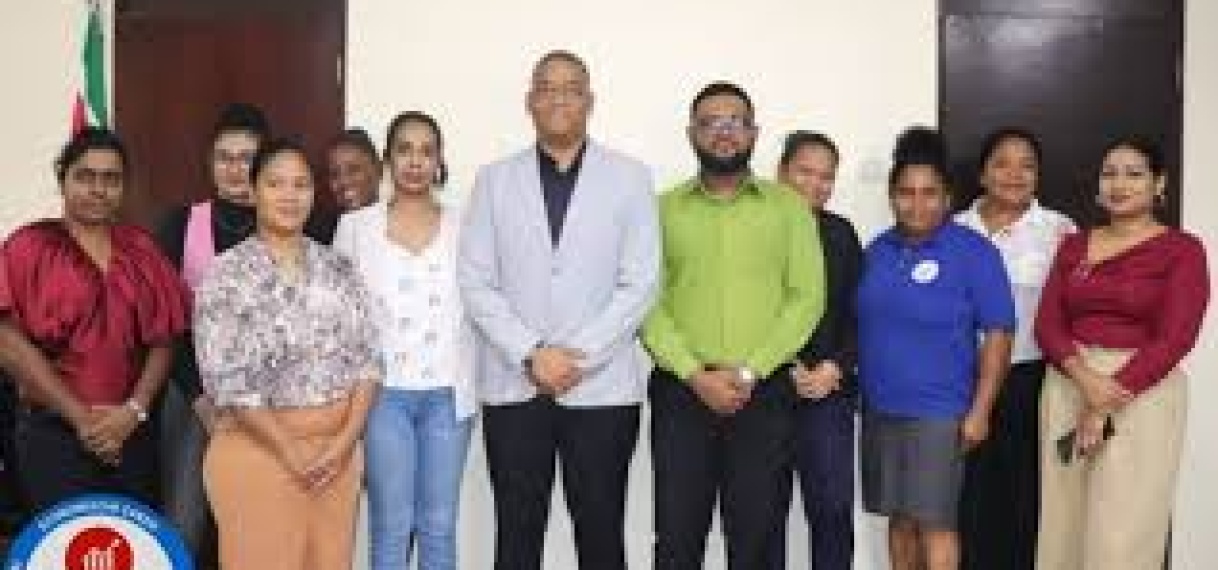 Minister Baasaron bezoekt Surinaams Standaarden Bureau