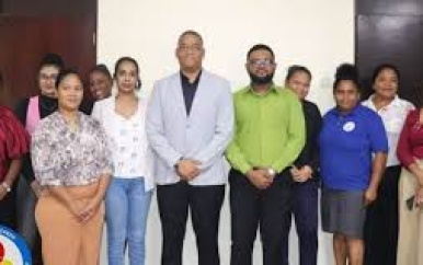 Minister Baasaron bezoekt Surinaams Standaarden Bureau