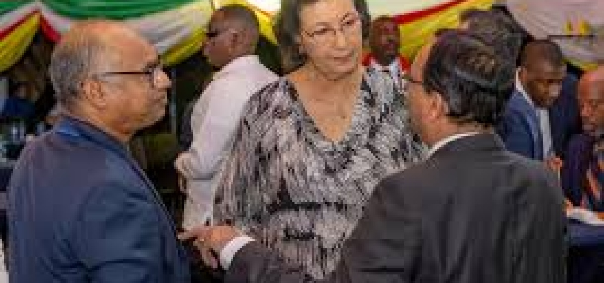 President Simons praat tijdens netwerkreceptie over verdere opbouw Suriname