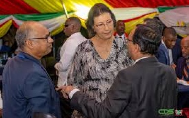 President Simons praat tijdens netwerkreceptie over verdere opbouw Suriname