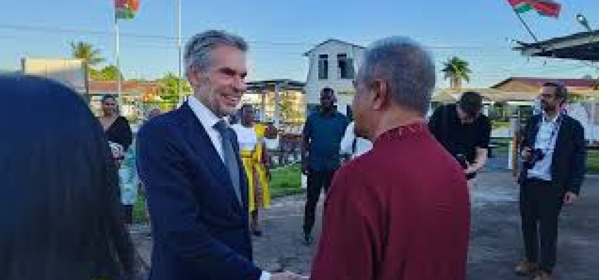 SAO presenteert miniatuur volkswoning ‘Oso Tori Oso’ aan premier Dick Schoof