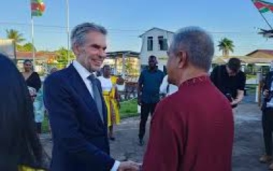 SAO presenteert miniatuur volkswoning ‘Oso Tori Oso’ aan premier Dick Schoof