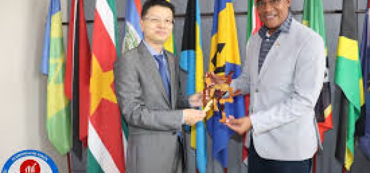 Chinese ambassadeur brengt kennismakingsbezoek aan minister Baasaron