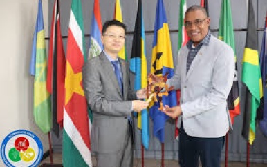 Chinese ambassadeur brengt kennismakingsbezoek aan minister Baasaron