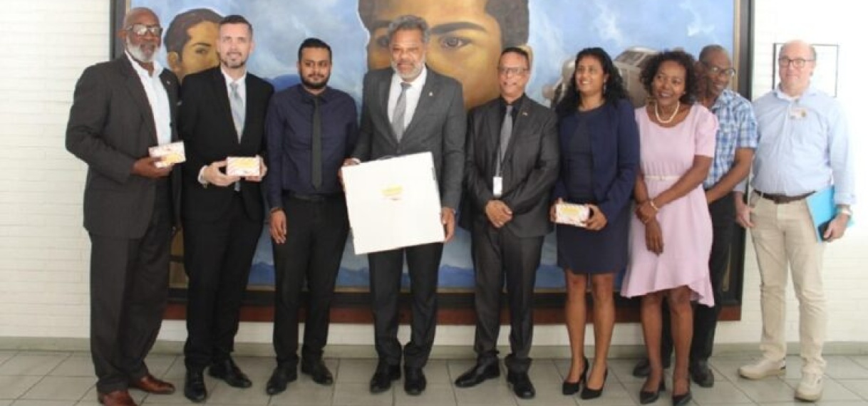 Premier van Sint Maarten brengt werkbezoek aan SLM