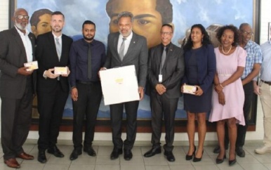 Premier van Sint Maarten brengt werkbezoek aan SLM