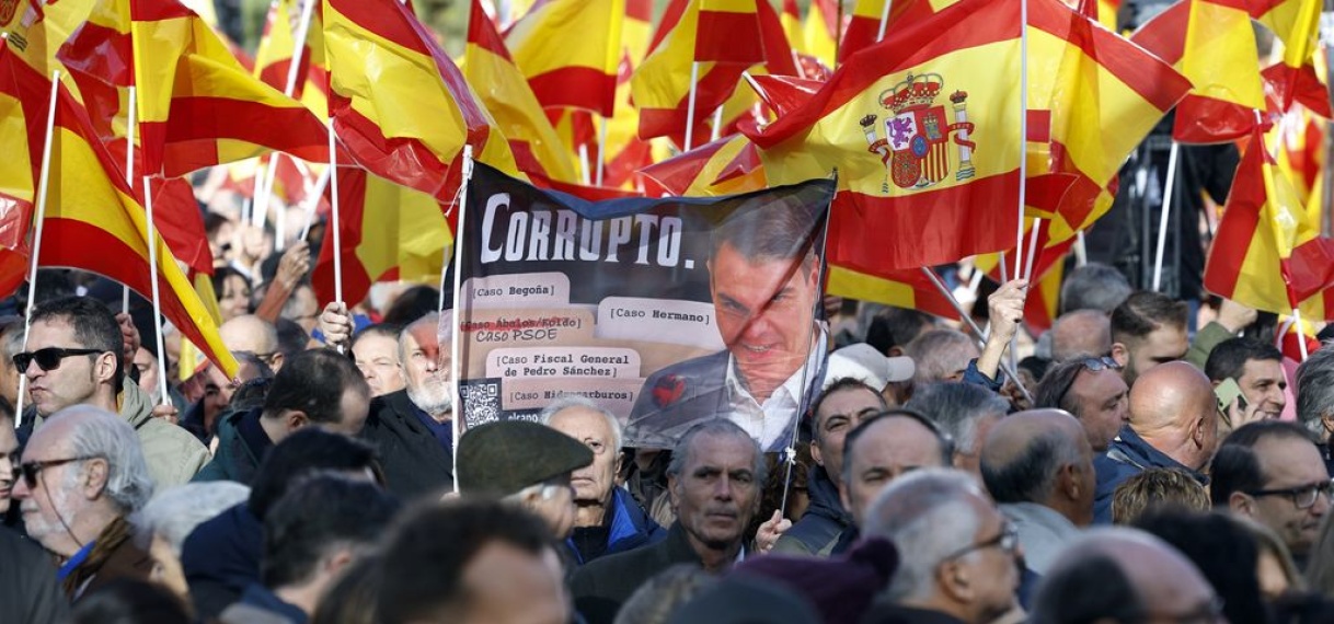 Tienduizenden Spanjaarden eisen vertrek premier Sánchez om corruptieschandalen