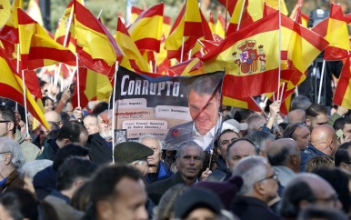 Tienduizenden Spanjaarden eisen vertrek premier Sánchez om corruptieschandalen